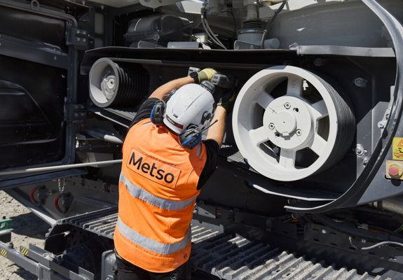Service expert with Lokotrack EC