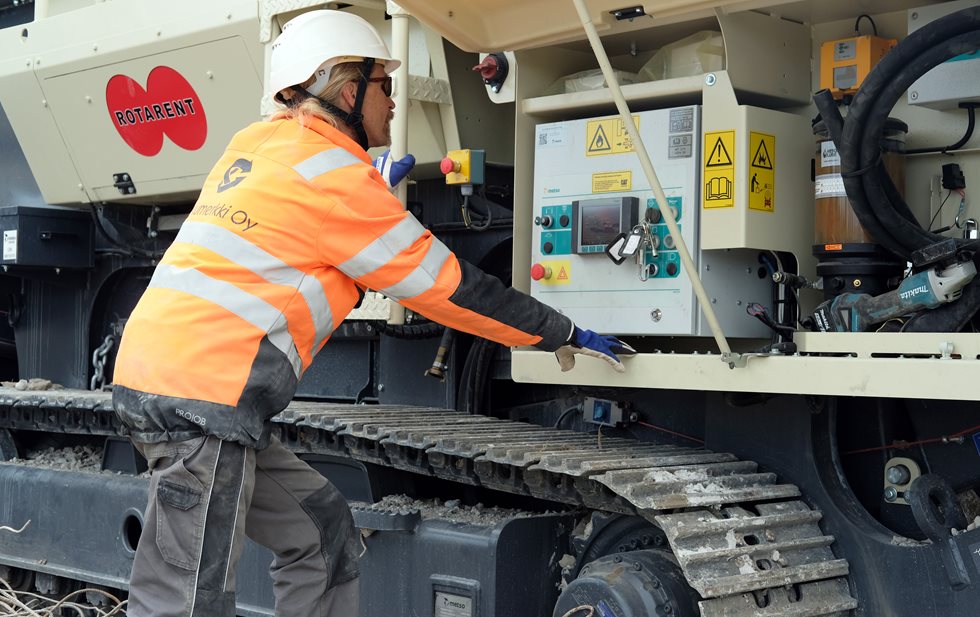 Man next to Lokotrack, in front of 