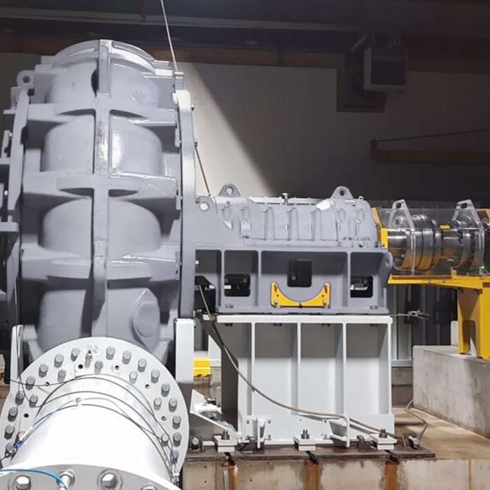 Experts looking at Metso MD slurry pump.