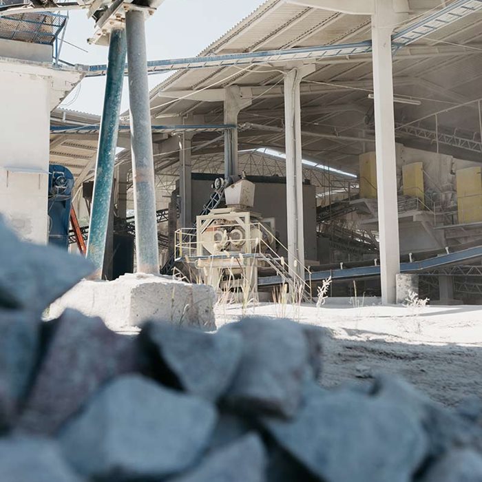 Equipamentos e serviços para fabricação de areia.