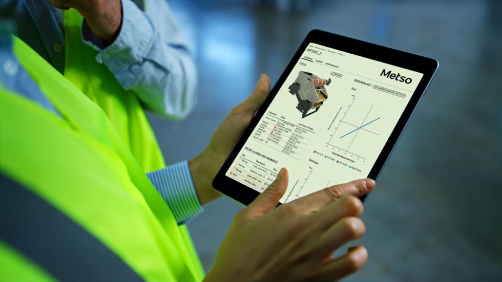 Worker with screening Metrics on ipad