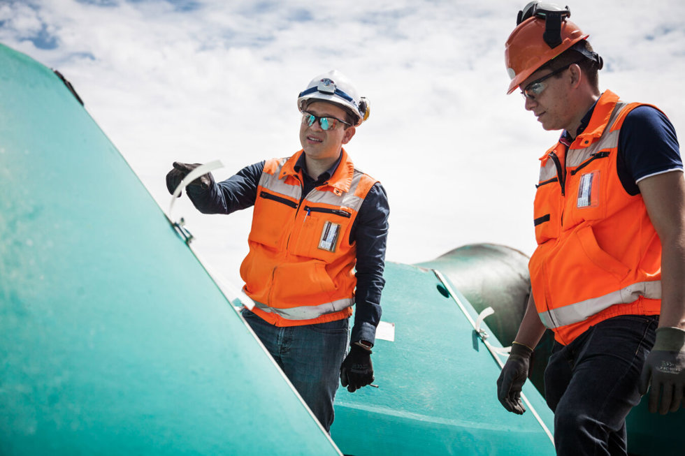 Metso experts with hybrid composite MX crusher wears.
