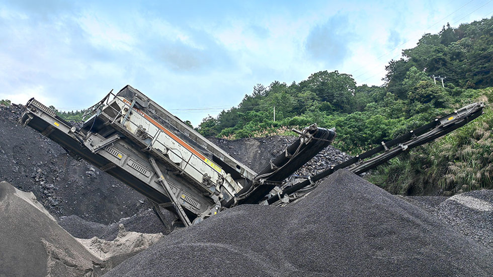 ST4.8移动式筛分站应用在宜章县杨梅山项目
