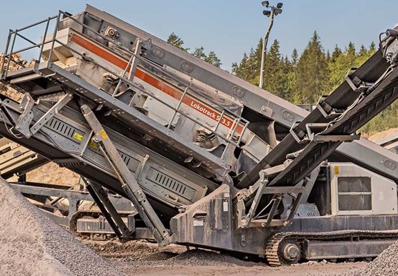 Lokotrack® ST-sarjan mobiiliseulat ovat liikuteltavia tela-alustaisia seulontalaitteita.